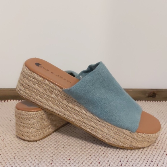 Big Buddha Open Toed Wedge - Picture 3 of 7